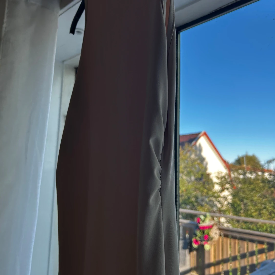 Ljus långklänning med rynk i sidan - 4