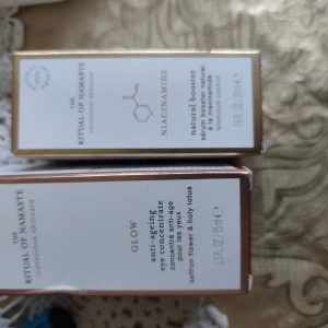 Ritual of Namaste serum & ögonkräm - Två exklusiva produkter från Ritual of Namaste: ett niacinamide serum booster (20 ml) och en Glow anti-ageing eye concentrate (15 ml) med saffransblomma och helig lotus. Lyxiga förpackningar i vitt och guld/roséguld, perfekt för din hudvårdsrutin.