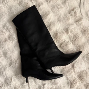 Nelly Boots  - Boots med låg klack! Har använt dem en gång 💖