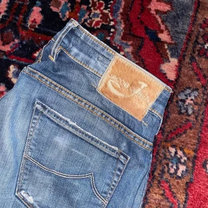 Jacob Cohen jeans - Snygga blå jeans från Jacob Cohen med snygga slitningar. Storleken är W32. Inga defekter på dem. Nästan helt nya