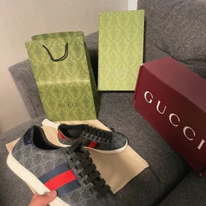 Gucci ace skor  - Hej säljer ett par Gucci ace skor aldrig använda storlek 44 sitter super bra allt medföljer  hör av er vid funderingar 😁
