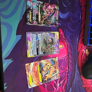 Pokémon GX/EX Kort - 3-pack - Fånga tre coola Pokémon GX/EX-kort! Perfekt för dig som vill boosta din samling eller spela med vänner. Korten har färgstarka motiv och är i fint skick. Passar både samlare och spelare som älskar Pokémon.