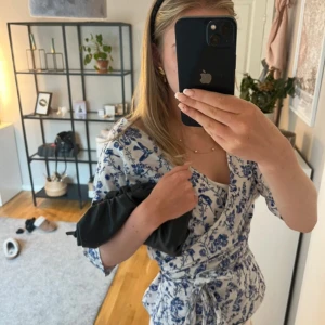 Söt omlott blus - Söt blus från NLY trend och storlek 40 men sitter bra på mig som xs-s. Bandet gör de justerbart!💓