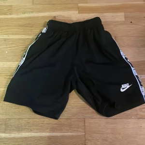 Snygga Nike shorts! - Storleken är 137-147 cm, dom är  inte jätte använda men det kan synas lite spår av användning! 