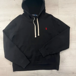 Ralph lauren hoodie  - Tjena! Säljer min Ralph lauren hoodie i strl M//tröjan är i gott sick och har inga defekter eller så//personen på bilden är 180cm lång sick väger ca70kg//fråga gärna om ni har frågor eller om ni vill ha bilder osv! 🙌🤩