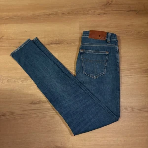 Tiger Of Sweden Jeans - Blåa Jeans av Tiger of Sweden. Storlek 30/30. Skick 10/10. Nypris ~ 1600. Mitt pris - 299. Hör av dig vid frågor✌🏻