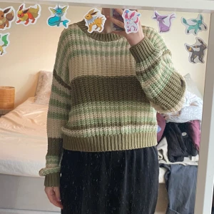 Stickad grön tröja!🍃 - Mysig randig stickad tröja! Köpt från Zalando🍃 Lite tecken på användning men det syns mest om man kollar nära!
