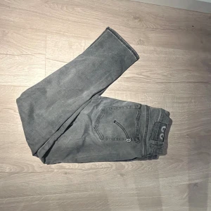 Dondup Jeans - Säljer dessa Dondup jeans i en väldigt snygg grå färg. Ny skick inga hål eller något! Hör av er för fler bilder eller frågor!