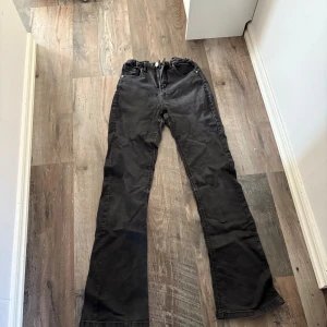 Svarta bootcut jeans - Snygga svarta jeans med bootcut-modell och klassisk femficksdesign. Byxorna har normal midja och raka ben som blir vidare nedtill. Perfekta för dig som gillar en tidlös och avslappnad stil. (Gina tricot perfect jeans)