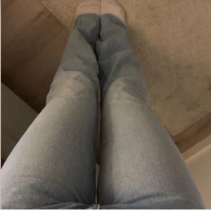 Ljusblå jeans - blåa jeans med franskant nertill från gina tricot. storlek 32!