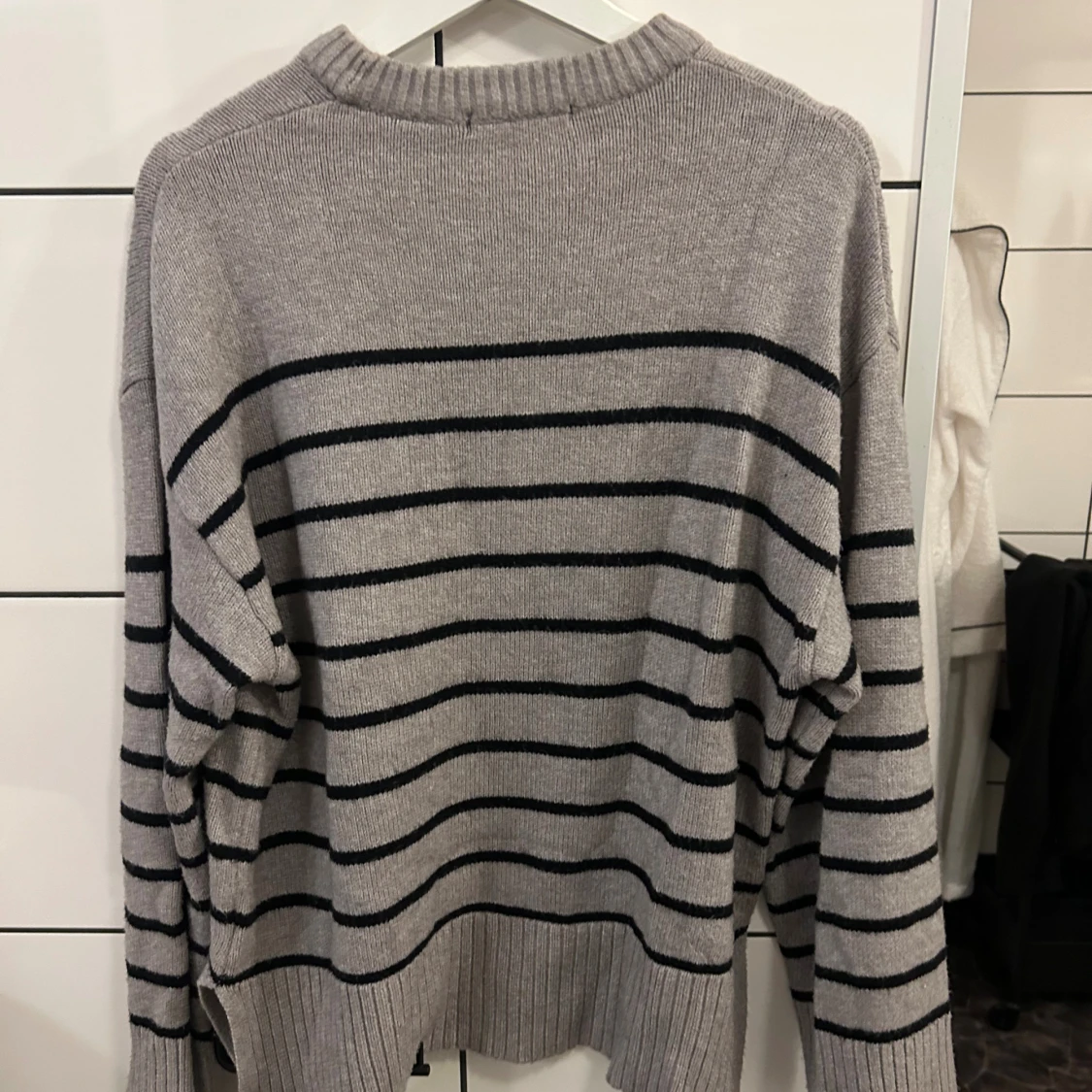 Grå randig stickad tröja - 3