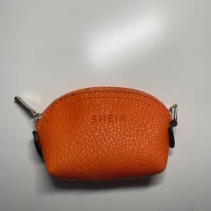 Orange plånbok - Helt ny och oanvänd med nyckel knippa på sidan.
