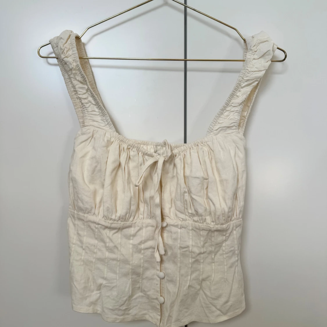 Krämvit linnetopp från NA-KD