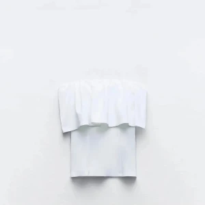 Axelbandlös zara topp - Säljer denna vita volang topp då jag har en i svart!! 