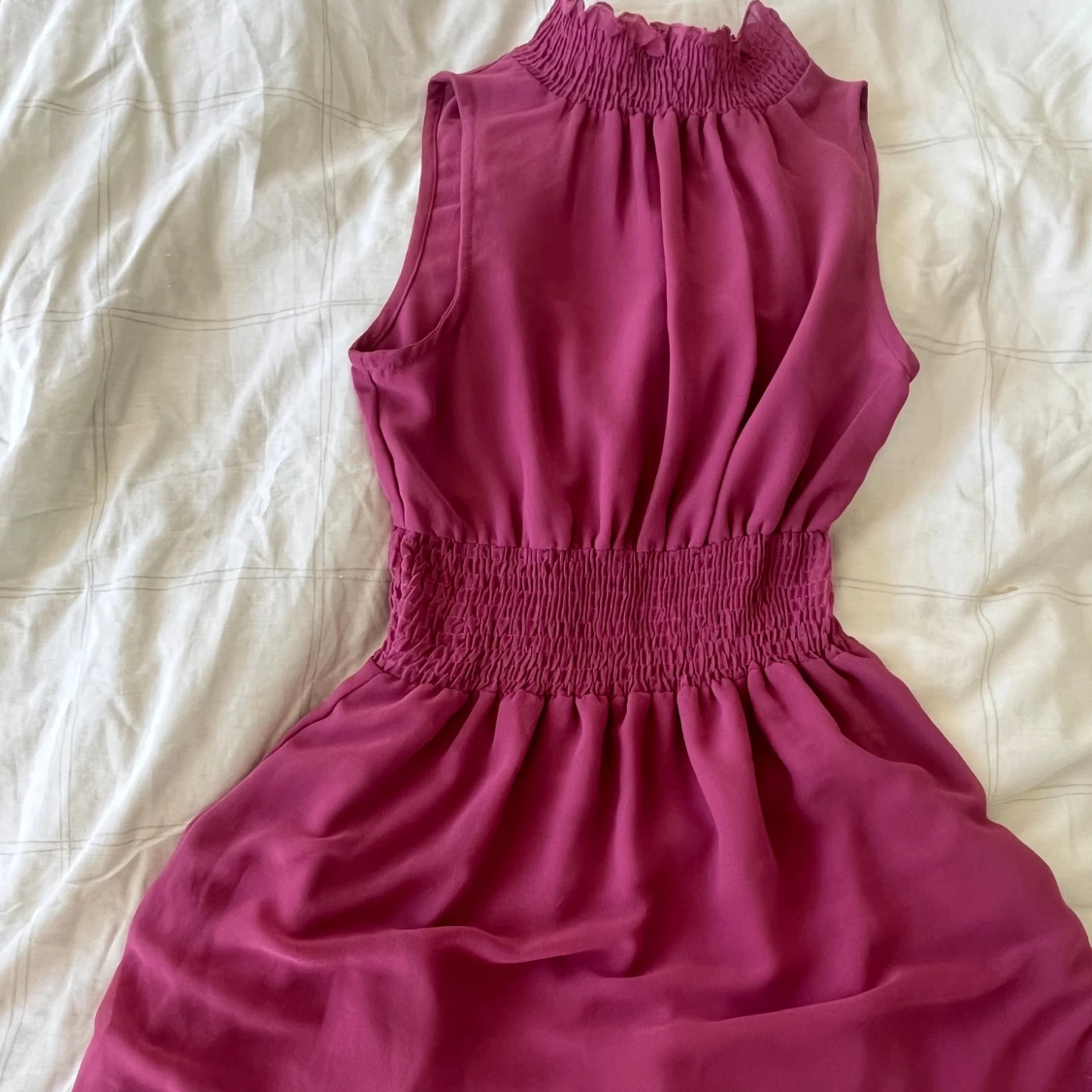 Smockad klänning med hög hals - 3