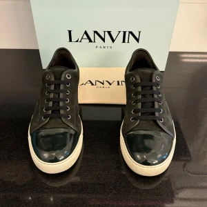 Lanvin Skor - Feta Lanvin skor i grön | UK 10 som motsvarar ca 44 | Dem är i ett grymt bra skick få tecken av användning | Lanvin-box följer med | Tveka inte att kontakta oss vid minsta fundering!