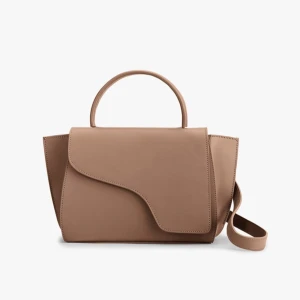 Beige handväska från ATP Atelier - Säljer denna ATP-väskqn i stor storlek i färgen hazelnut. Den är helt ny med prislapp kvar. Säljer den för att jag ångra köpet. Den jag inte märken och är aldrig använd!! Nypris är 5200