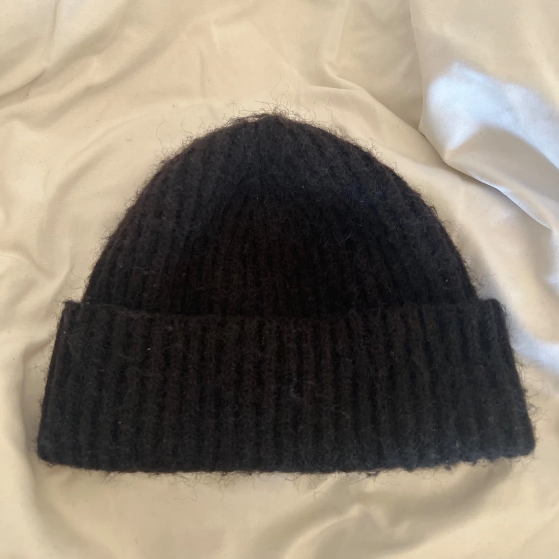 Svart stickad mössa - 1