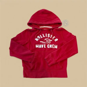 Hollister Hoodie - Säljer nu denna snygga hoodien från hollister som är riktigt unik med ett snyggt tryck, texten är broderad och tröjan är i riktigt bra skick. Skick:9,6/10 den sitter som en XS. Pris är prutbart hör av er vid frågor