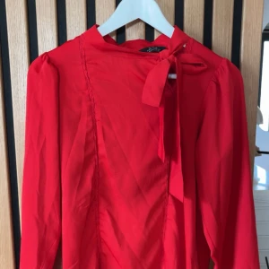 Blus med knytning - Blus från Daisy grace med knytning framtill