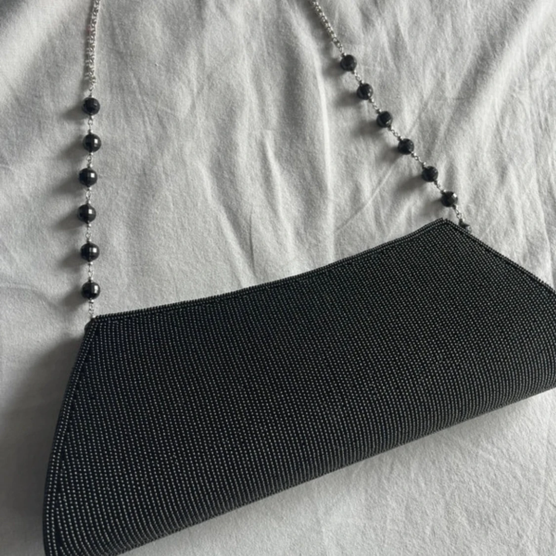 Svart kuvertväska med pärlor och kedja - 3