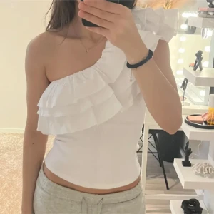 Vit topp - superfin vit topp från zara i storlek s, som endast är använd 1 gång