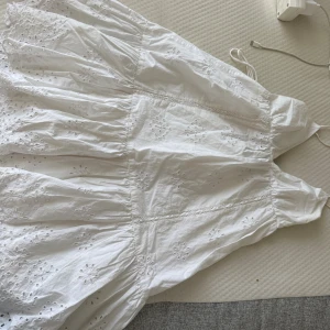 Vit klänning - Vit klänning från Zara med detaljer. Har en liten defekt vid bröstet hör av er för fler bilder!🤍💞