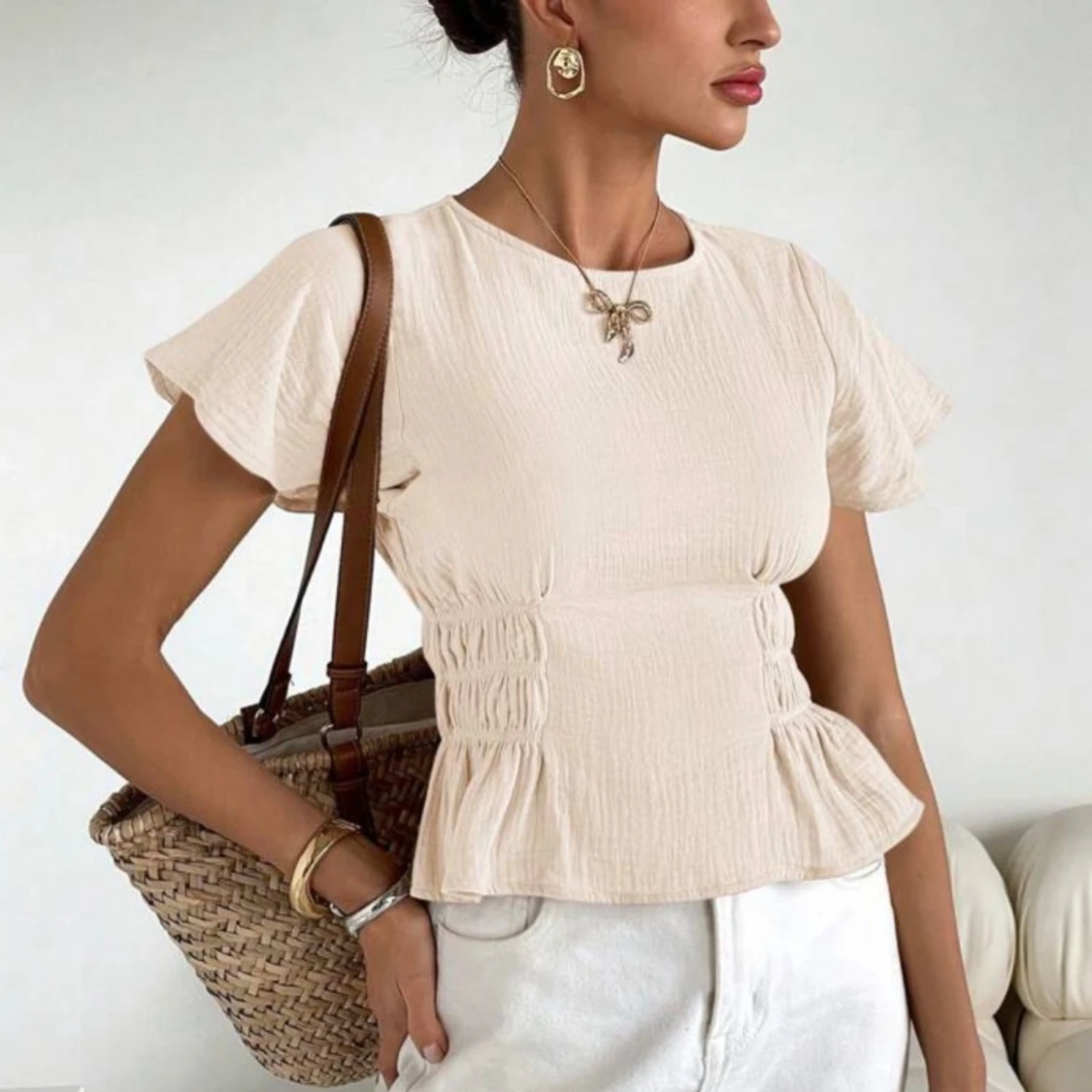 Beige blus med volang och smock - 1