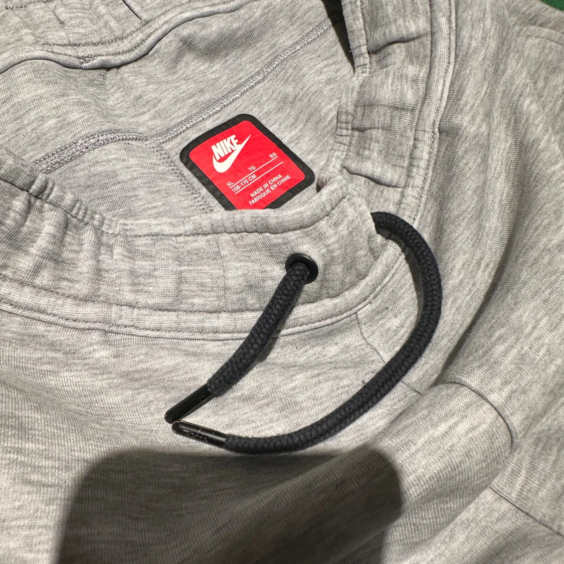 Grått Nike Tech juniorstorlek L/XL  - 3