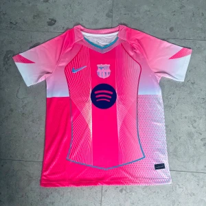 Barça Lamine Yamal rosa Nike tröja M - Snygg FC Barcelona fotbollströja med Lamine Yamal och nummer 19 på ryggen. Nästan aldrig använd.