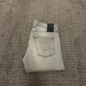 Replay jeans - Säljer nu ett par riktigt feta replay huperflex jeans. Storlek W29, L34. Jeansen är lite slitna där bak (se på sista bilden) men inget som märks vid användning, annars inga problem. Om du har några funderingar så är det bara att fråga på! ❇️