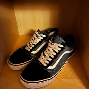 Vans Old Skool  - Klassiska Vans Old Skool sneakers i blått och svart med vit sidosnirk, vita snören och gummisula. Ovandelen är i mocka och canvas, med den ikoniska vågformen på sidan. Mycket bra skick, inte använda så mycket. Mvh Carl