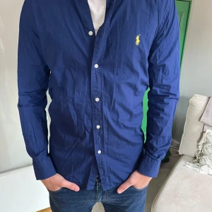 Ralph Lauren Skjora S - Säljer en fet skjorta från Ralph Lauren i storlek S, slimfit. Skriv vid minsta fråga!