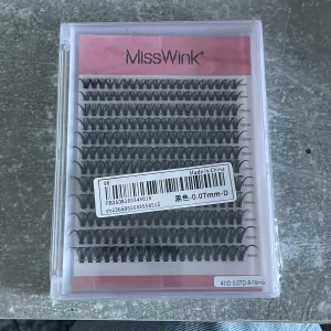 MissWink individuella lösögonfransar - Individuella svarta lösögonfransar från MissWink i mixade längder mellan 8-16 mm och tjocklek 0,07 mm. Fransarna är i D-böj och kommer i en praktisk ask. Perfekt för att skapa en fyllig och personlig franslook.