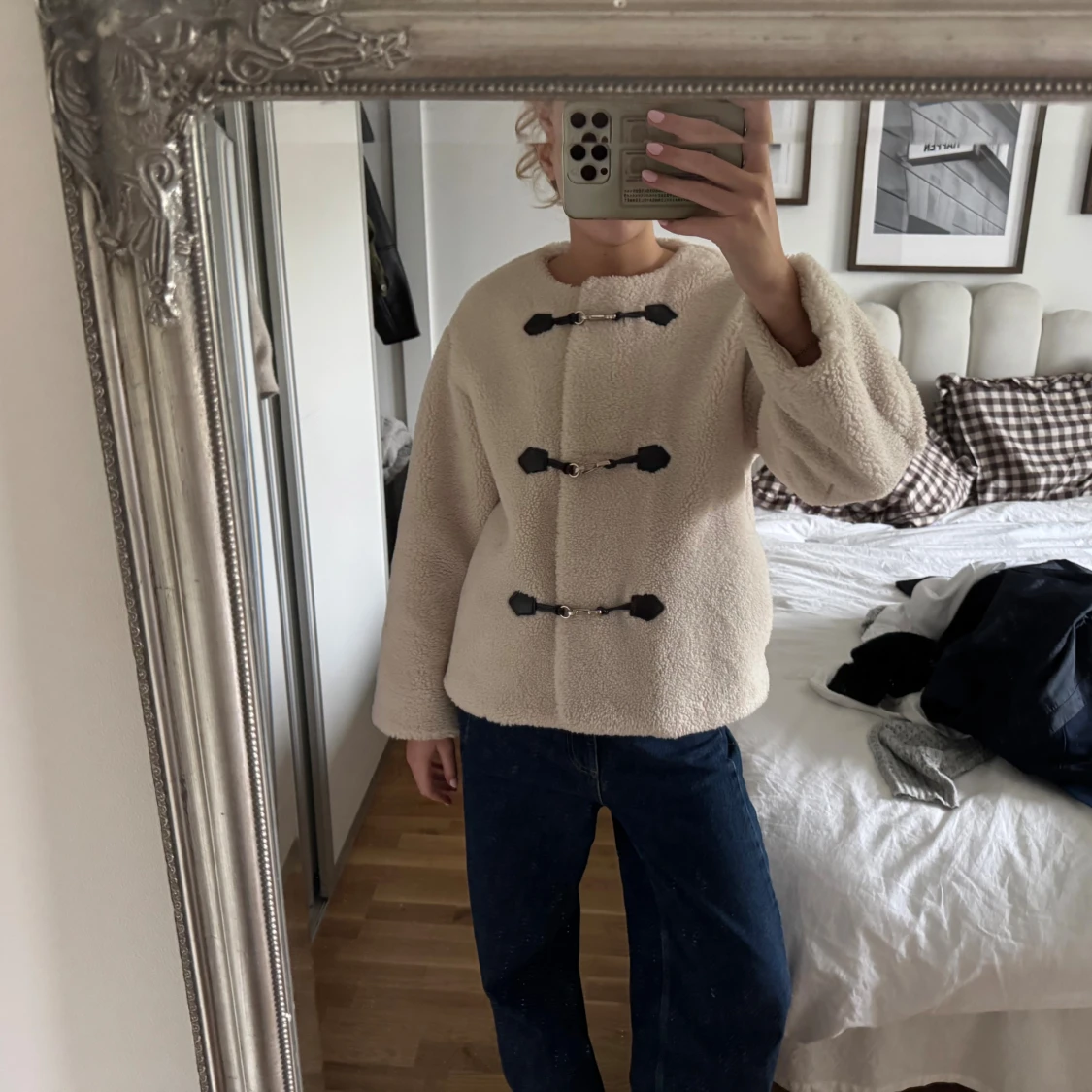 Beige teddyjacka med spännen - 2