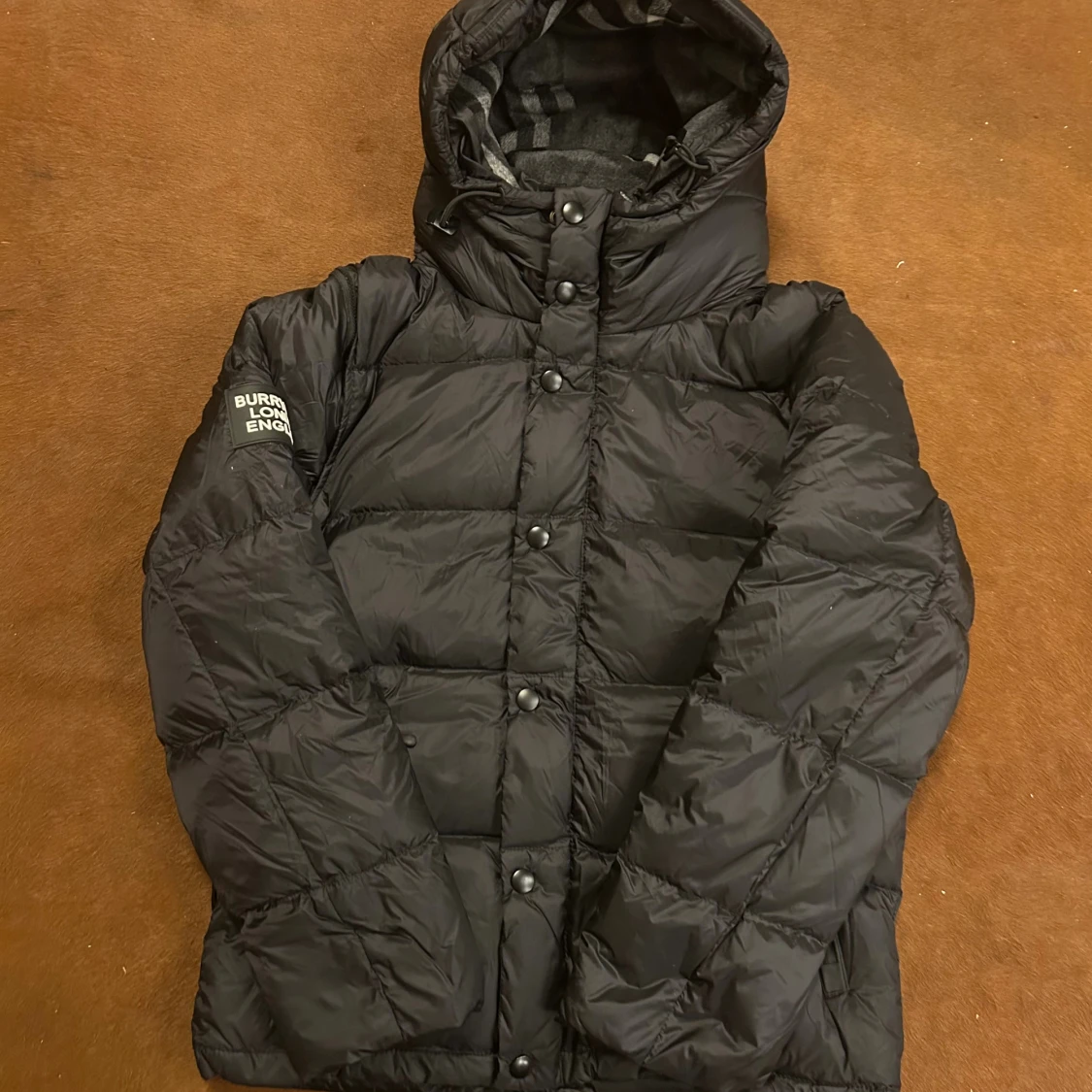 Svart Burberry pufferjacka med huva