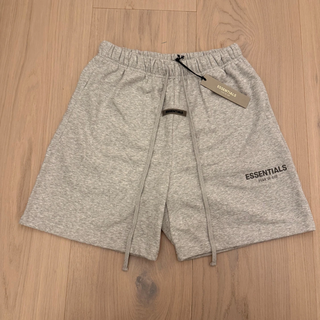 Grå shorts från Essentials Fear of God