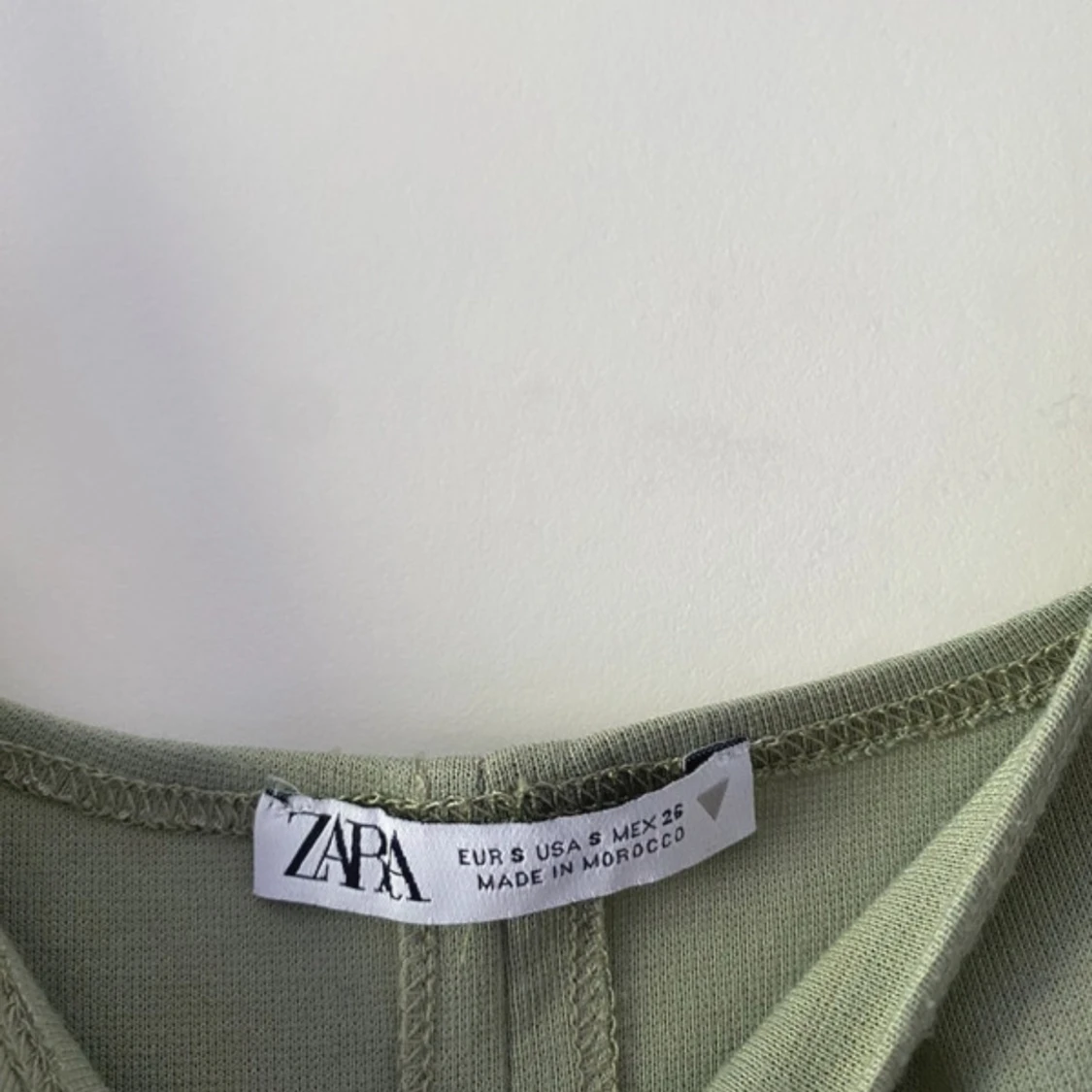 Ljusgrön tight klänning från Zara - 2