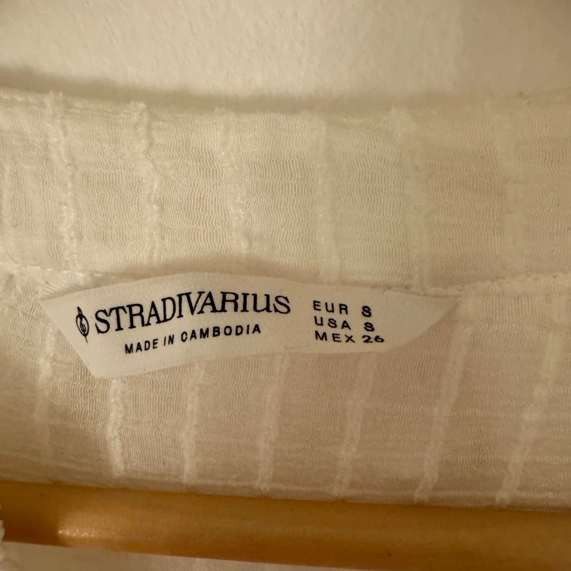 Vit blus med volang från Stradivarius - 1