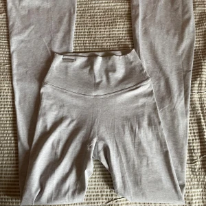 MK lifestyle bootcut yoga flare leggings xs tall - Utsvängda leggings från MK lifestyle! Storlek xs tall. 81cm innerbenslöngd 