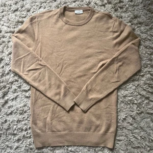 John Henric tröja, merino - Beige, supersnygg tröja från John Henric i 100% merinoull. Storlek M men sitter även som S i mitt tycke. Hör av er vid eventuella funderingar! (Inte mina bilder)
