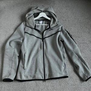 Nike tech fleece  - Säljer nu denna tech fleece då den inte används. Strl M och i princip helt oanvänd. Pris kan diskuteras 