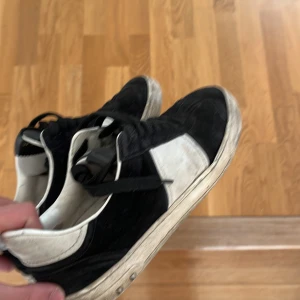 Valentino flycrew  - Snygga Valentino skor, finns lite defekter men inget som ej går att fixa för den som vill. Strl 40 men passar 41