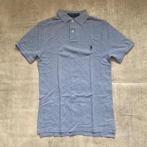 Ljusblå Polo Ralph Lauren piké  - Jag Säljer en fet pike från Polo Ralph Lauren| skicket på tröjan är bra 8/10 | storlek xs | ny pris 2000: mitt pris är 349 | skriv vid frågor och funderingar       