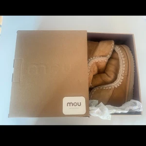 Mou Eskimo boots i beige mocka - Säljer ett par Mou Eskimo boots i storlek 40. Boots i beige mocka med grov stickad kant i ljus färg och mjukt foder. Dom är använda under 2 vintrar med original pris 2500kr 🤍