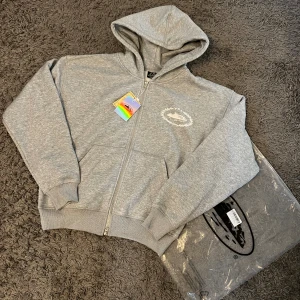 CORTEIZ HOODIE  - hej, säljer denna hoodie/kofta ifrån märket corteiz. Hoodien är i riktigt bra kvalité och väldigt varm nu inför kallare väder. Hoodien har en lite med boxie passform. Hör av dig vid fler frågor.