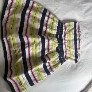 Klänning - Säljer en Armani klänning med resår i midjan. I storlek 154 cm. I väldigt bra skick, väl omhändertagen.