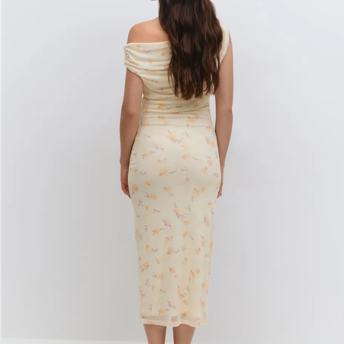 Ljus blommig omlottklänning NY MED LAPP GINATRICOT - 1