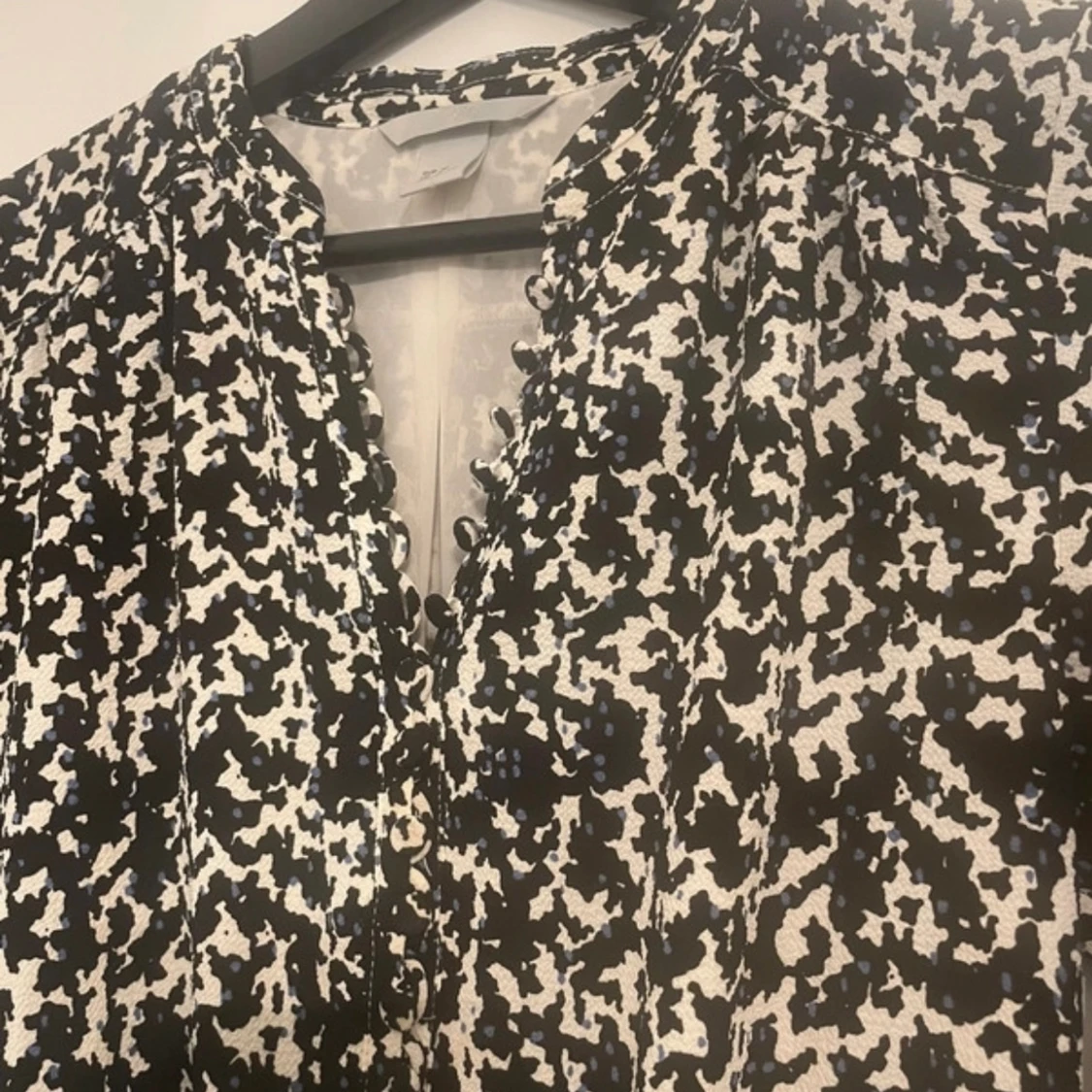 H&M klänning i svart/vitt/blått med knappar, - 2