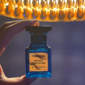 Tom Ford Neroli Portofino 30ml - Tom Ford Neroli Portofino Eau de Parfum i en snygg blå flaska, 30 ml. Perfekt storlek att ta med i väskan och en ikonisk doft för dig som vill sticka ut med stil.
